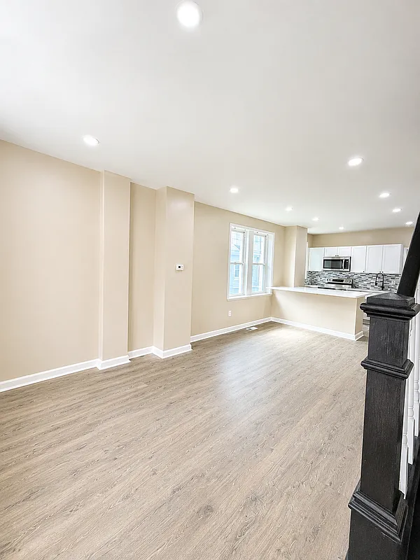 3 bed, 1.0 bath, 980 sqft, $1,900 — Photo 2