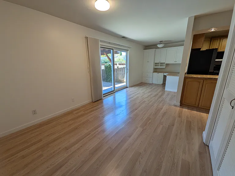 1559 Lilac Ln — Photo 3