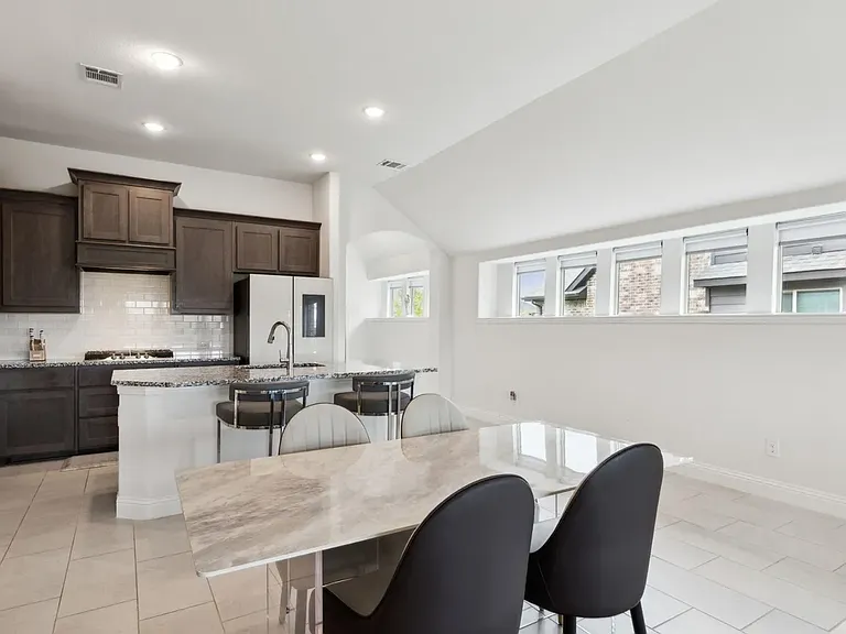 1209 Alexander Dr — Photo 5