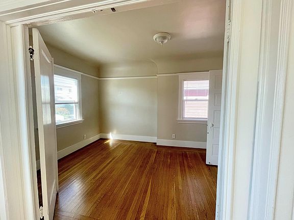 5th image of 320 Lester Ave