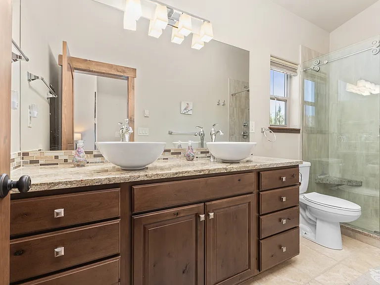 Ensuite bathroom for king bedroom #1