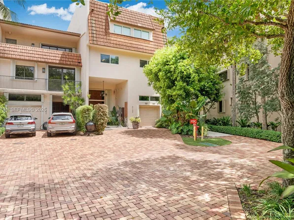 6100 Paradise Point Dr, Palmetto Bay, FL 33157