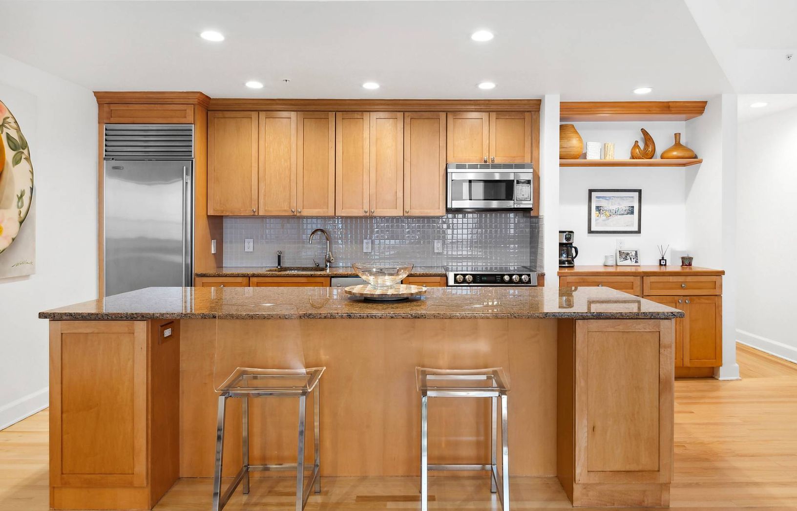  Gourmet kitchen