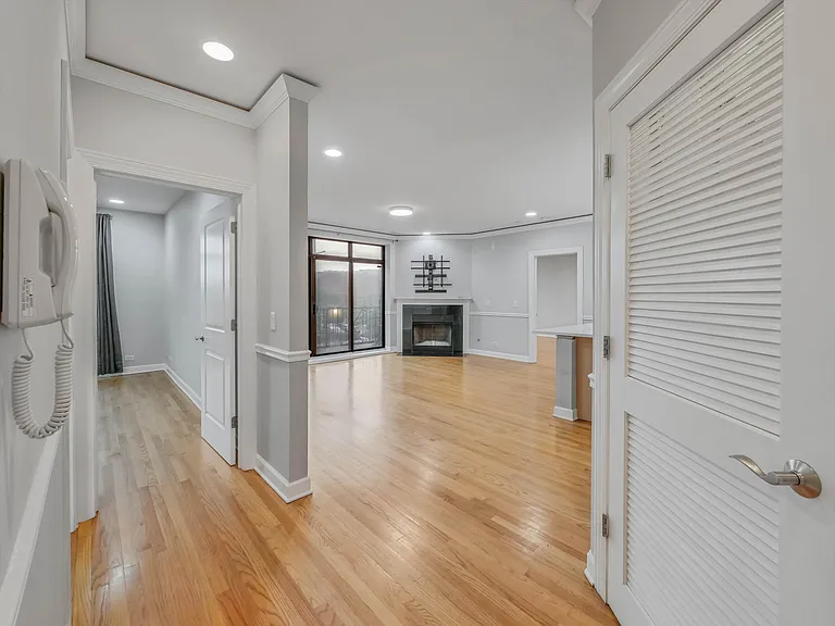 22 S Western Ave #202 — Photo 4