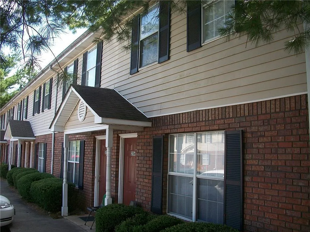 2 bed, 1.5 bath, 1008 sqft, $1,295 — Photo 1