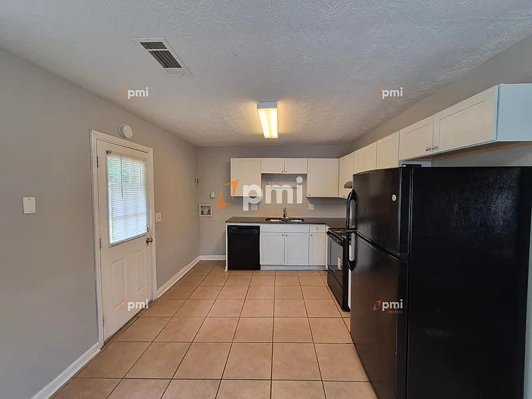 808 Wilson Cir SW — Photo 2