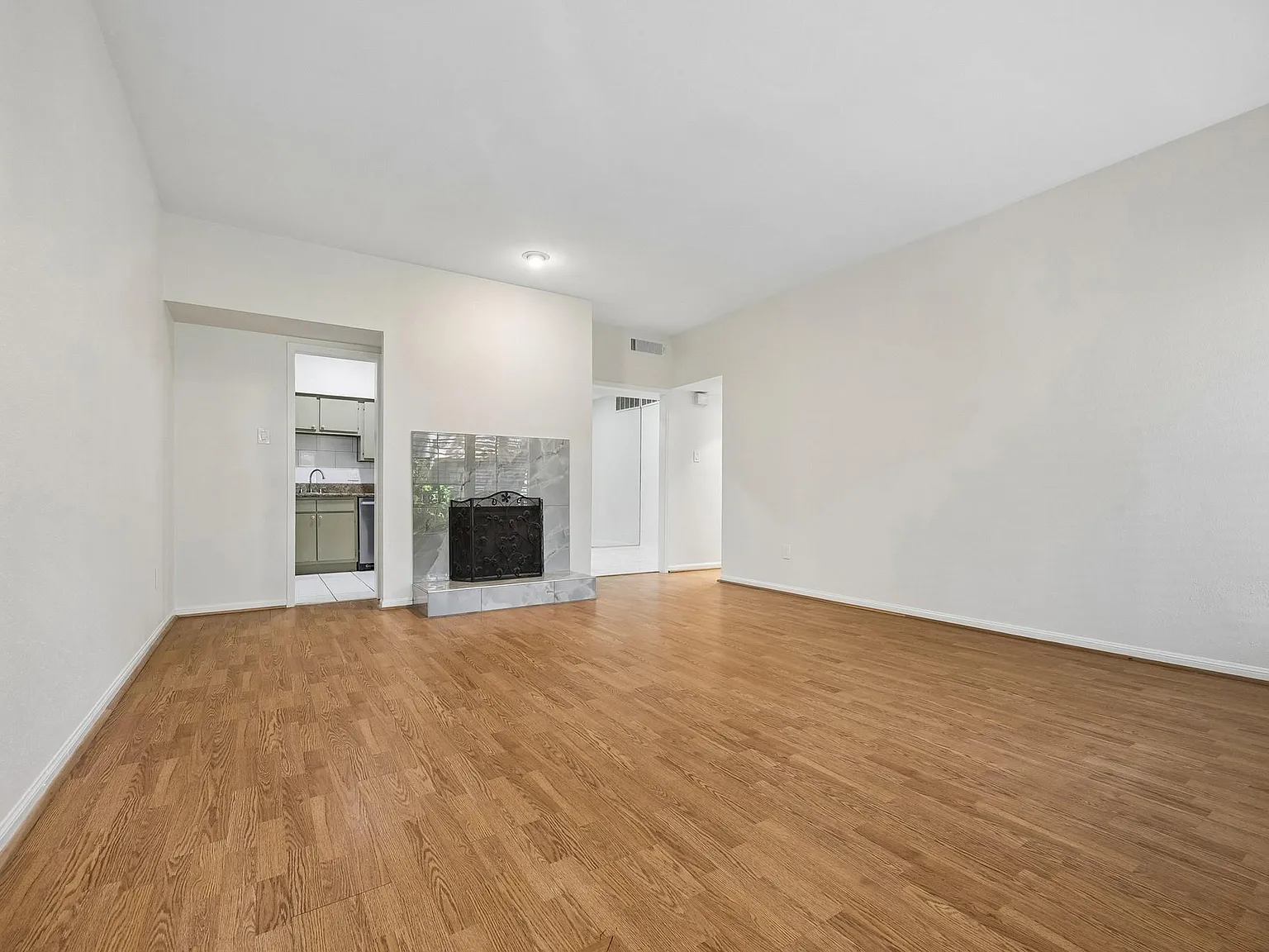 1 bed, 1.0 bath, 848 sqft, $1,375 — Photo 3