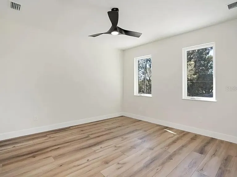 2475 Bay St — Photo 44