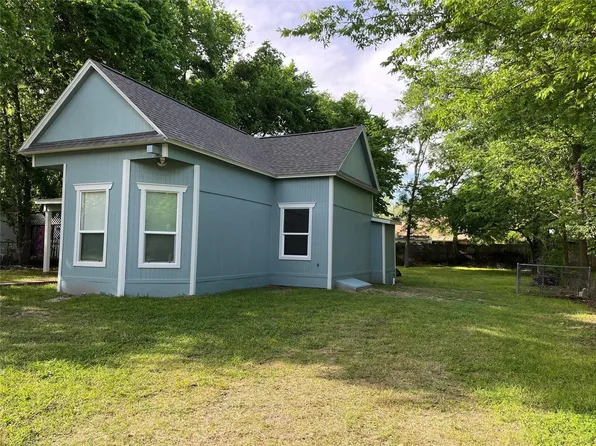 621 E 8th St, Bonham, TX 75418