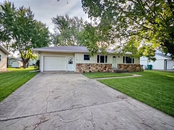 12 Clover Ln, Milford, IA 51351