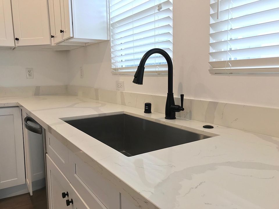 1st image of 873-879 N Heliotrope Dr