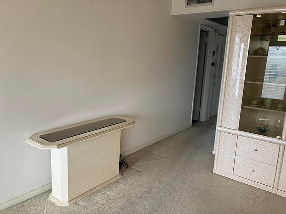 4th image of 18 Somerset A