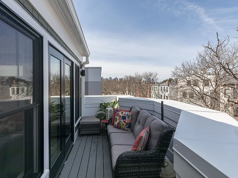331 Chelsea St #4 — Photo 11