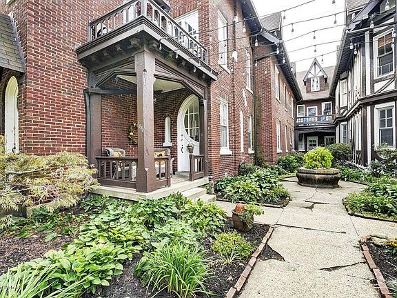 3rd image of 1064 Everett Ave APT 3