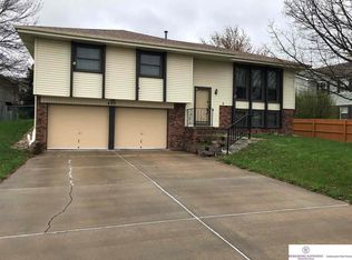 403 W Gold Coast Rd, Papillion, NE 68046