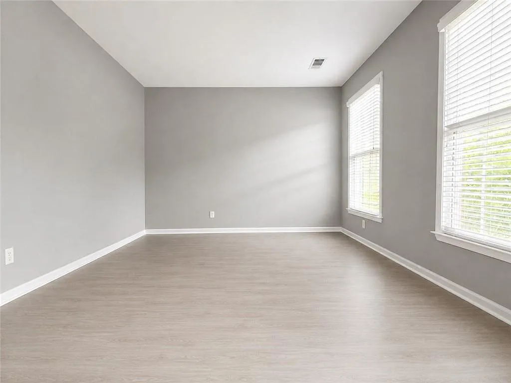 4 bed, 2.5 bath, 2496 sqft, $2,650 — Photo 4