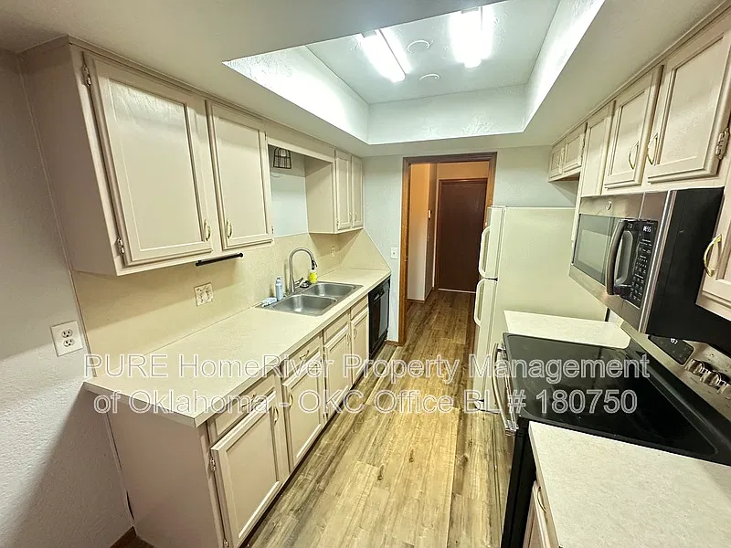 2 bed, 2.0 bath, 1105 sqft, $1,295 — Photo 2