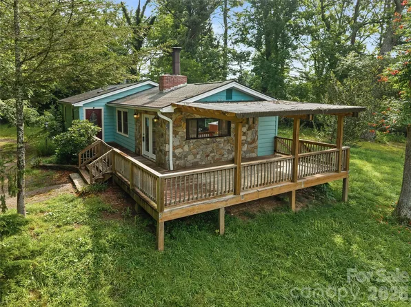 1705 Willow Rd, Hendersonville, NC 28739