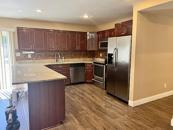 4th image of 8 Hirsch Ave