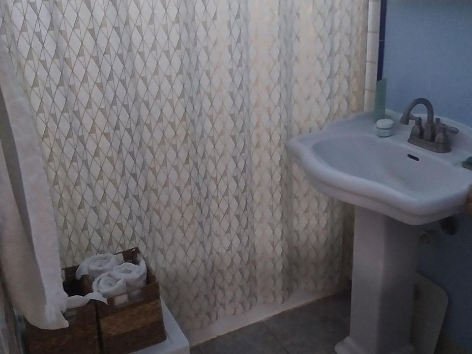 bathroom tub/shower