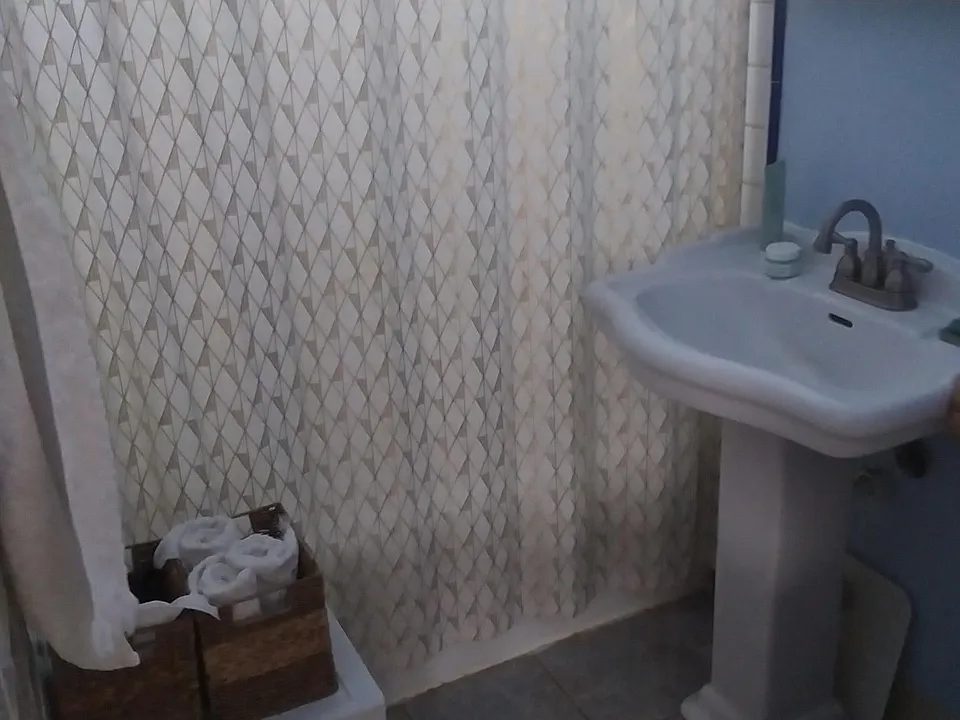 bathroom tub/shower
