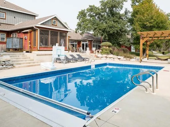 6717 Apple Creek Dr, Bismarck, ND 58504