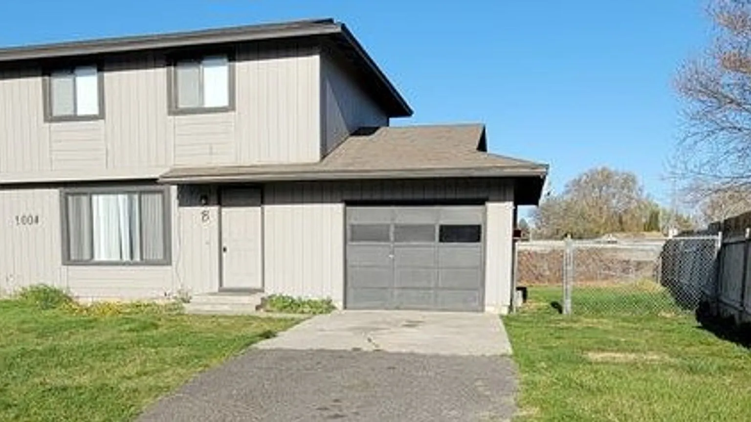 3 bedroom 1.5 Bath with large low maintenance backyard — Photo 1