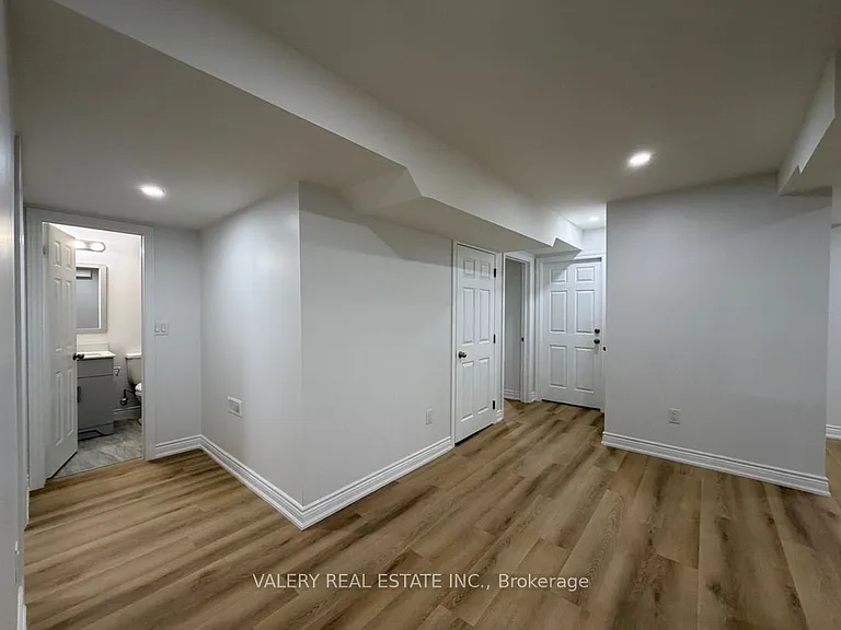 1683 Moongate Cres #LOWER — Photo 13