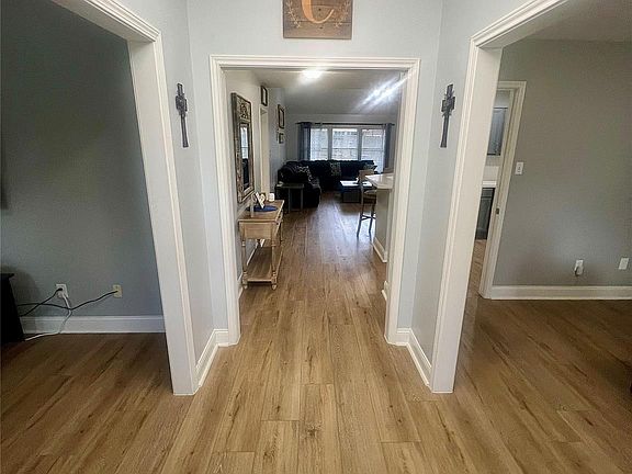 5th image of 1806 Oak Wood Dr E