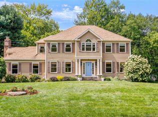 10 Highwood Pl, Trumbull, CT 06611