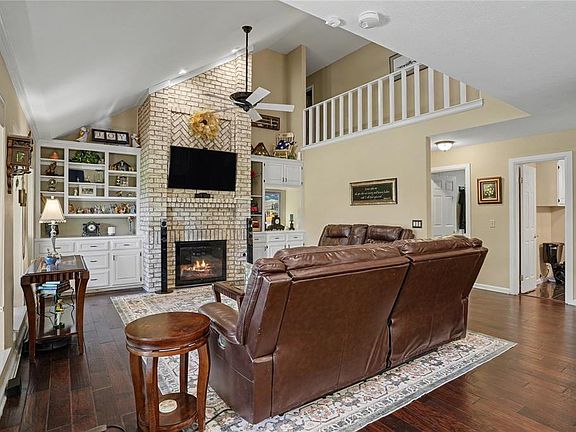 5th image of 308 Val Verde St