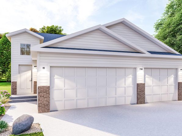 950 David Dr, Grand Forks, ND 58201
