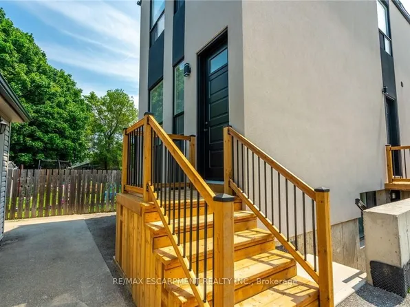 9 Munn St #A, Hamilton, ON L8V 1J8