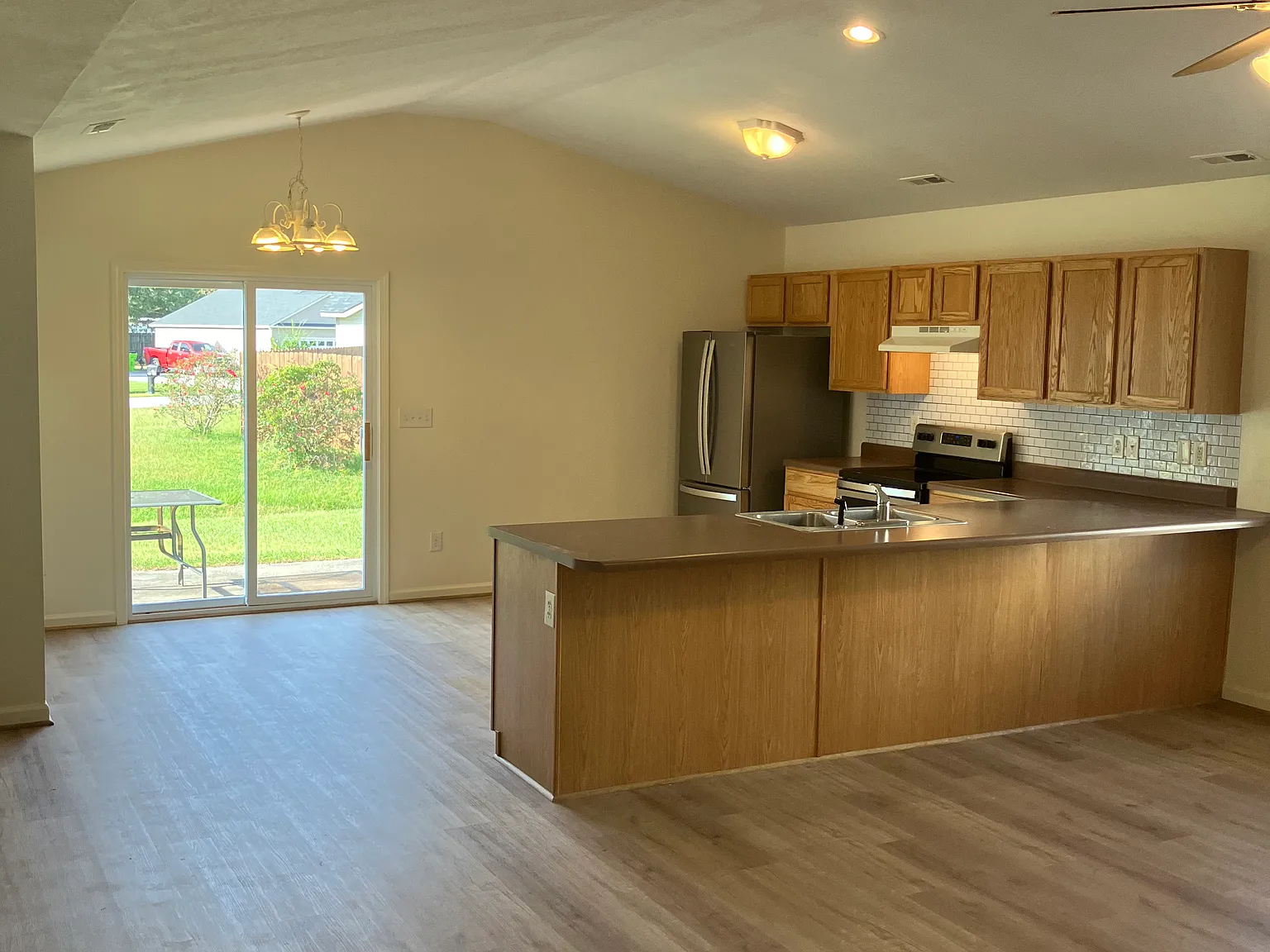 3 bed, 1176 sqft, $1,600 — Photo 3