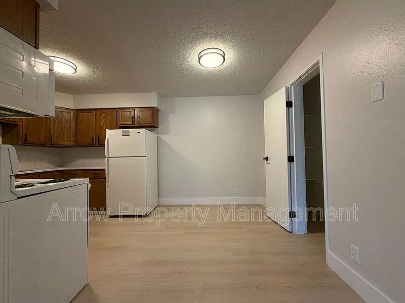 2 bed, 1.0 bath, 889 sqft, $985 — Photo 2