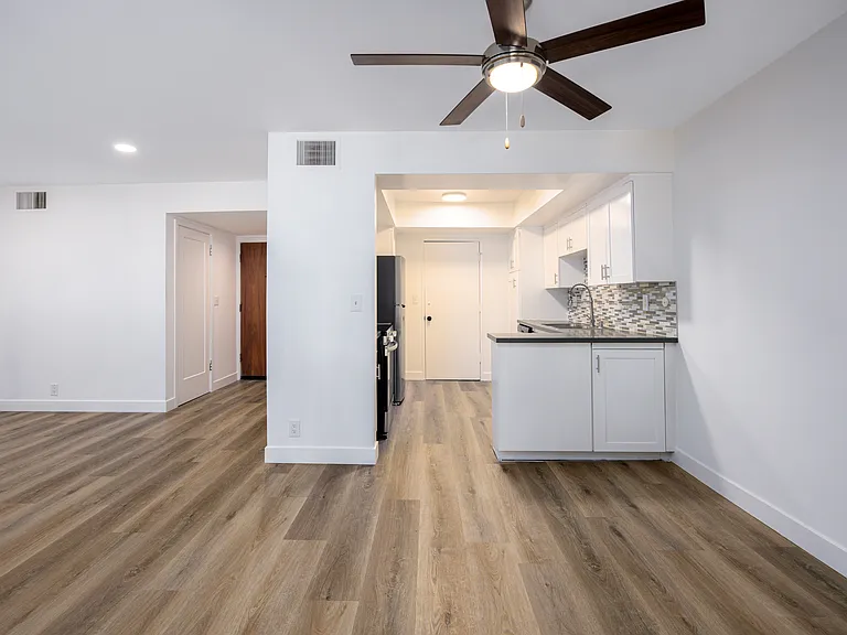 Euclid Place Apartments — Photo 11
