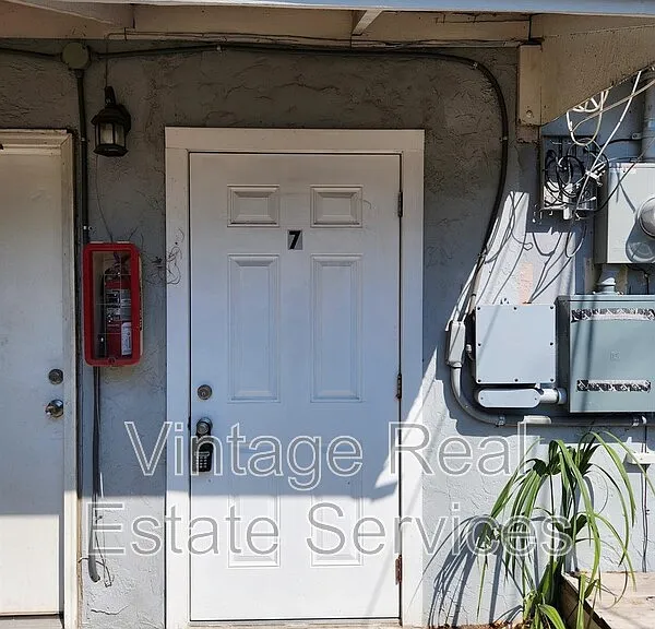 4611 N Hubert Ave #7 — Photo 1