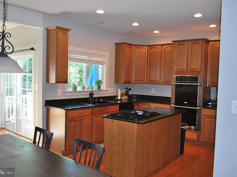 2309 Abby Rd — Photo 2