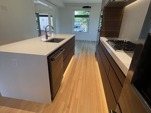 4th image of 954 E Bayaud Ave