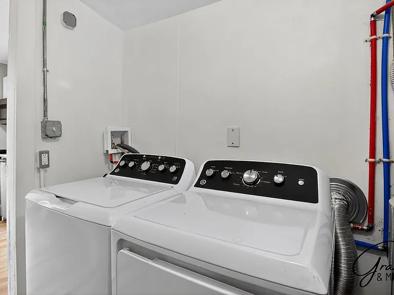 11319 Chalmers Ave — Photo 12
