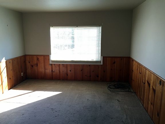 2nd room, carpet has been cleaned
