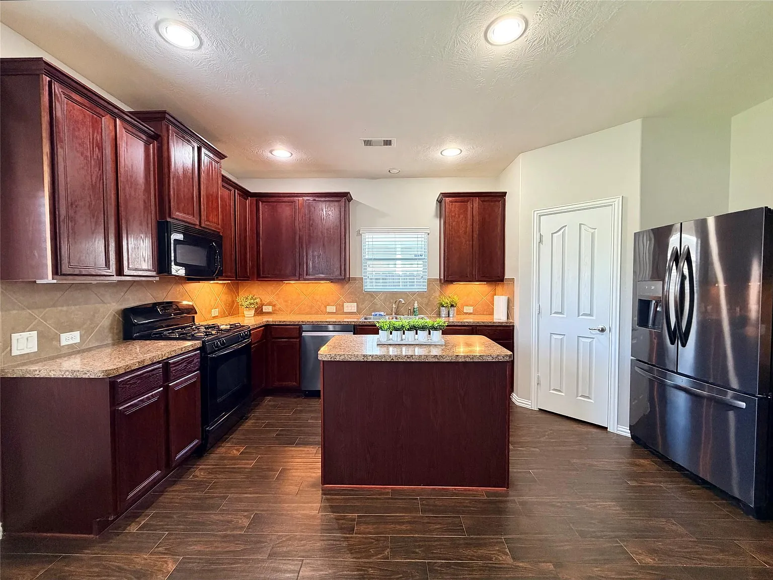 4 bed, 2.5 bath, 2570 sqft, $3,500 — Photo 3