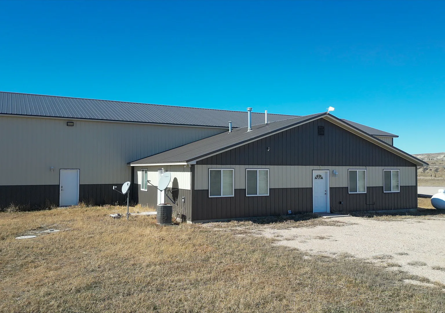 2 bed, 2.5 bath, 5350 sqft, $7,500 — Photo 3