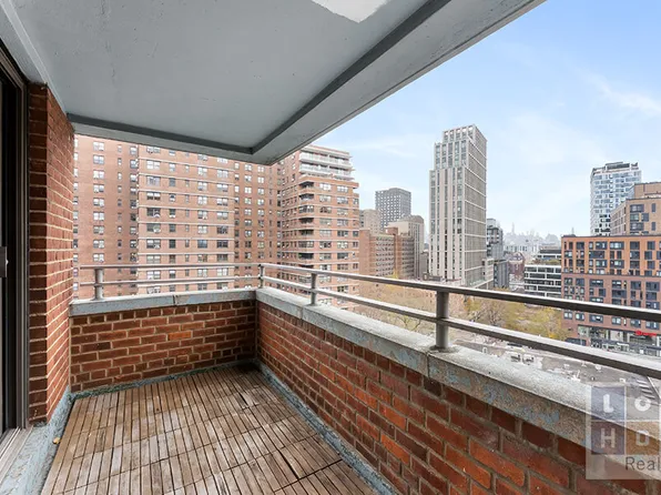 212 East Broadway image 17 of 31