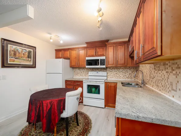 2012 Fullerton Ave #1001, North Vancouver, BC V7P 3E3