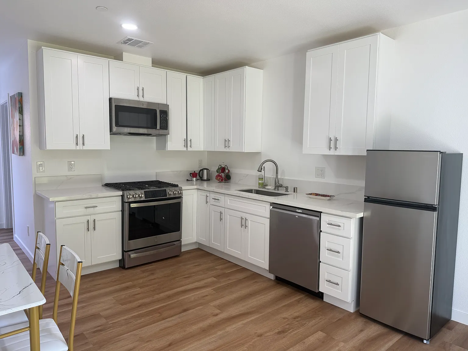 2 bed, 1200 sqft, $5,400 — Photo 3