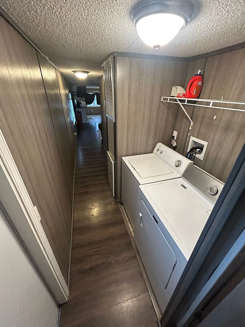 Cozy 2-Bedroom Trailer for Rent Partially Furnished & Pet Friendly — Photo 4