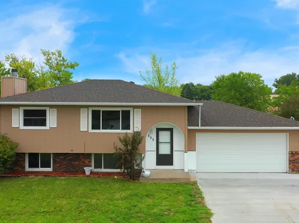 111 Applewood Dr, Norfolk, NE 68701