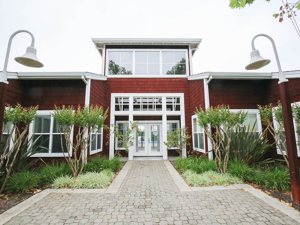 1st image of 202 Bayside Ct