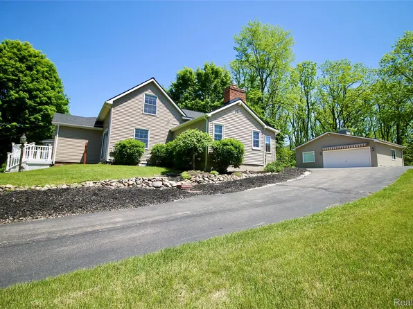 8372 Parshallville Rd, Fenton, MI 48430